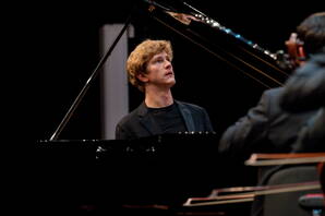 Zoom: Jan Lisiecki, Jaap van Zweden, Gstaad Festival Orchestra, Festival-Zelt Gstaad