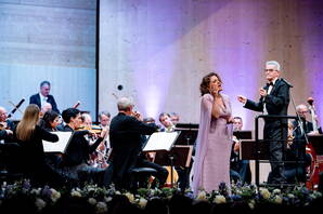 Zoom: Polina Pasztircsák, Alfred Eschwé, Wiener Johann Strauss Orchester, Festival-Zelt Gstaad