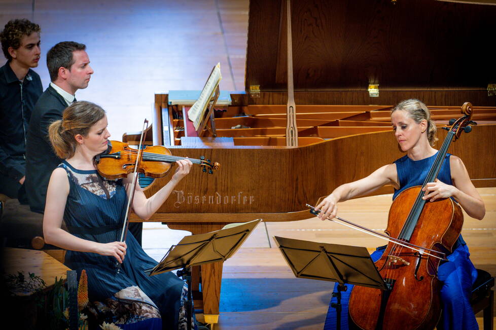 Zoom: Veronika Eberle, Sol Gabetta, Bertrand Chamayou, Kirche Saanen